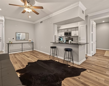 7575 Kirby Drive - Photo Thumbnail 3
