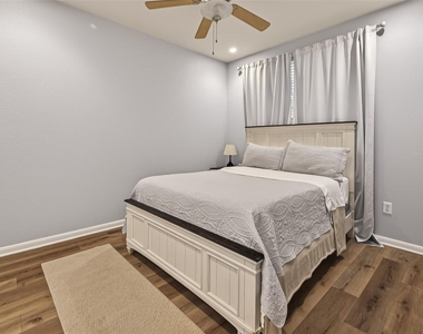 7575 Kirby Drive - Photo Thumbnail 7