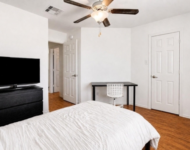 6423 Calgary Woods Lane - Photo Thumbnail 21