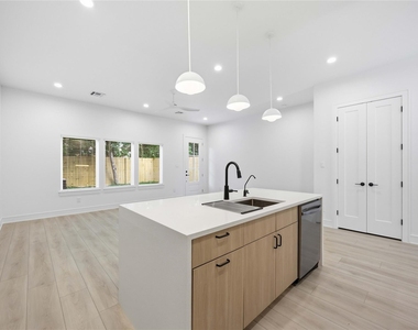8019 Grandview Street - Photo Thumbnail 8