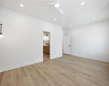 8019 Grandview Street - Photo Thumbnail 17