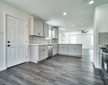 11011 Landsbury Court - Photo Thumbnail 16