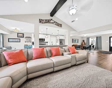 143 Bluebonnet Street - Photo Thumbnail 12