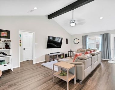 143 Bluebonnet Street - Photo Thumbnail 11