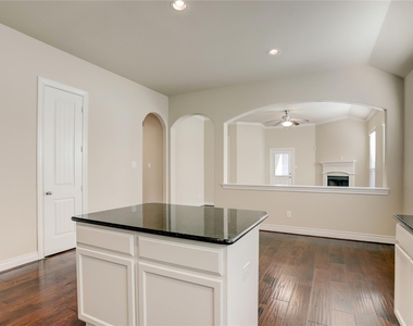 606 Sabinal Street - Photo Thumbnail 7