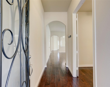 606 Sabinal Street - Photo Thumbnail 3