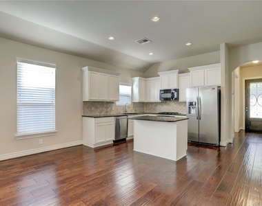 606 Sabinal Street - Photo Thumbnail 5