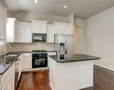 606 Sabinal Street - Photo Thumbnail 8