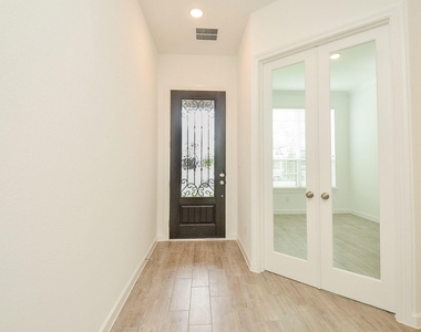 3811 Hermitage Drive - Photo Thumbnail 9