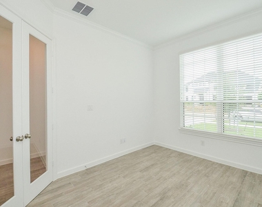 3811 Hermitage Drive - Photo Thumbnail 8