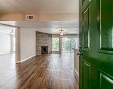 2822 S Bartell Drive - Photo Thumbnail 2