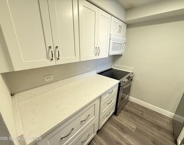 7101 Ridgewood Avenue - Photo Thumbnail 11