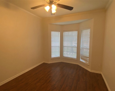 5602 Walkabout Way - Photo Thumbnail 16
