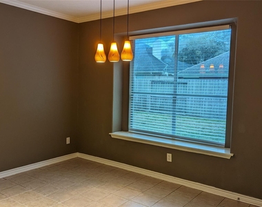 5602 Walkabout Way - Photo Thumbnail 11