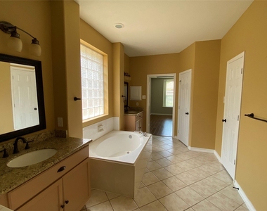 5602 Walkabout Way - Photo Thumbnail 15