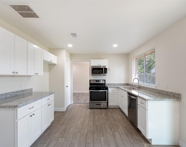 5410 Forest Trails Drive - Photo Thumbnail 7