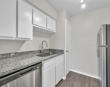 900 Holly Drive - Photo Thumbnail 6