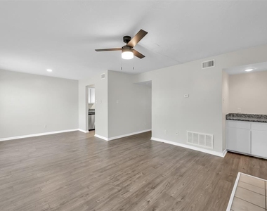 900 Holly Drive - Photo Thumbnail 4