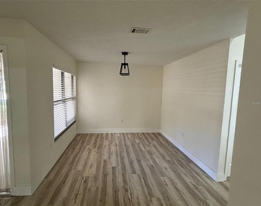 339 Pembroke Lane S - Photo Thumbnail 8