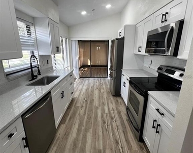 339 Pembroke Lane S - Photo Thumbnail 4