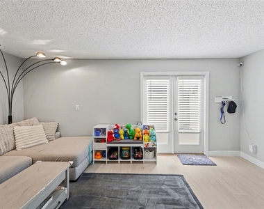 1819 Clearbrooke Drive - Photo Thumbnail 16
