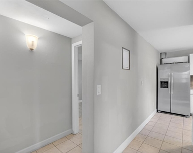 3301 W Woodlawn Avenue - Photo Thumbnail 7