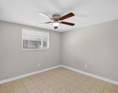 3301 W Woodlawn Avenue - Photo Thumbnail 8