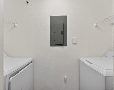 5467 Vineland Road - Photo Thumbnail 15