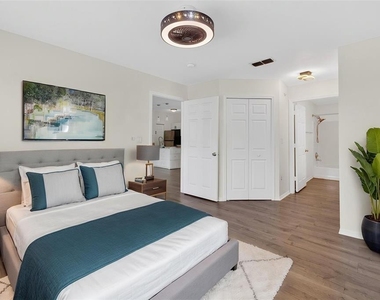 5467 Vineland Road - Photo Thumbnail 20
