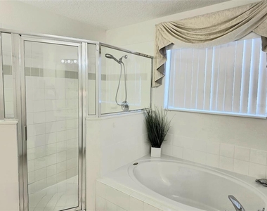 1027 Balmoral Drive - Photo Thumbnail 18