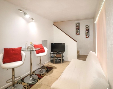 2300 Sw 43rd Street - Photo Thumbnail 4