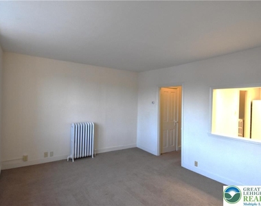 606 W Broad Street - Photo Thumbnail 4