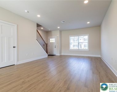 1411 Greenview Drive - Photo Thumbnail 6