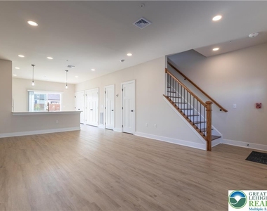 1411 Greenview Drive - Photo Thumbnail 4