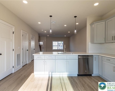 1411 Greenview Drive - Photo Thumbnail 9