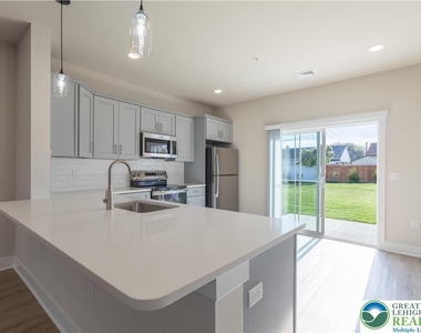 1411 Greenview Drive - Photo Thumbnail 7