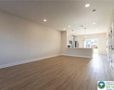 1411 Greenview Drive - Photo Thumbnail 5