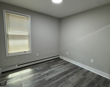 222 Hallock Avenue - Photo Thumbnail 5
