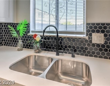 1436 N Jones Boulevard - Photo Thumbnail 5