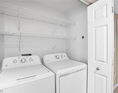 2291 W Horizon Ridge Parkway - Photo Thumbnail 15