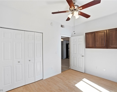 2291 W Horizon Ridge Parkway - Photo Thumbnail 8