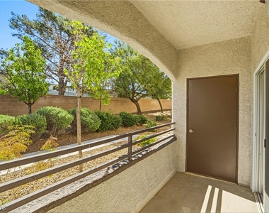 2291 W Horizon Ridge Parkway - Photo Thumbnail 17