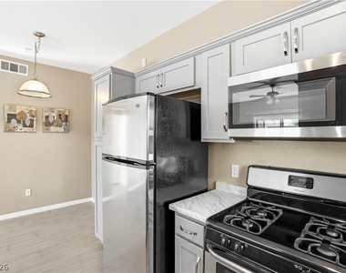 2291 W Horizon Ridge Parkway - Photo Thumbnail 7