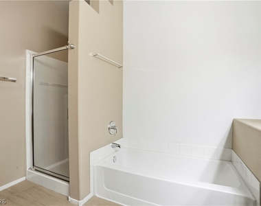 2291 W Horizon Ridge Parkway - Photo Thumbnail 13