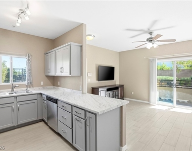 2291 W Horizon Ridge Parkway - Photo Thumbnail 6