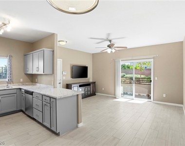 2291 W Horizon Ridge Parkway - Photo Thumbnail 4