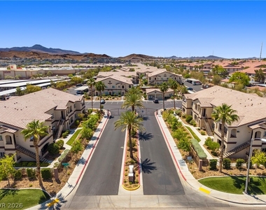 2291 W Horizon Ridge Parkway - Photo Thumbnail 20