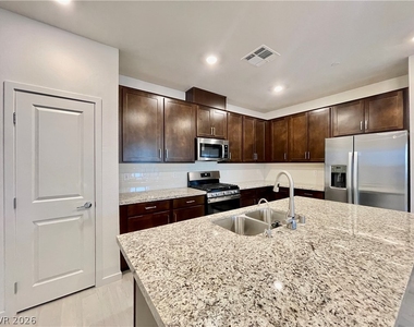 11544 Observation Point Avenue - Photo Thumbnail 6