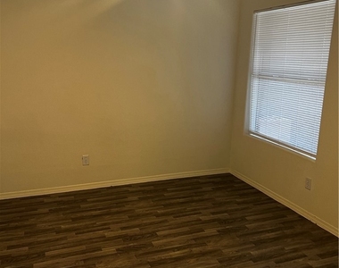 701 Capri Drive - Photo Thumbnail 8