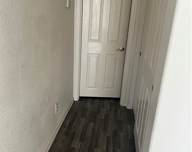 701 Capri Drive - Photo Thumbnail 9